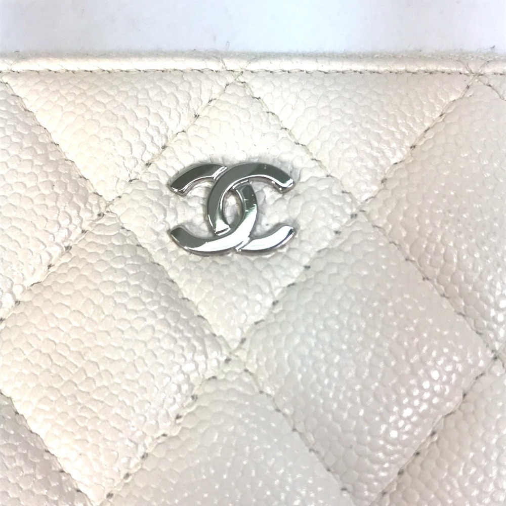 CHANEL Authentic White Wallet - Picture 5 of 16